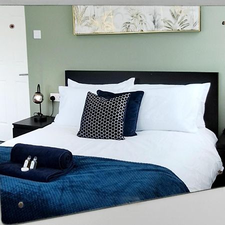 Bright 3 Bed Apartment With Terrace, Free Parking On Premises Watford  Dış mekan fotoğraf