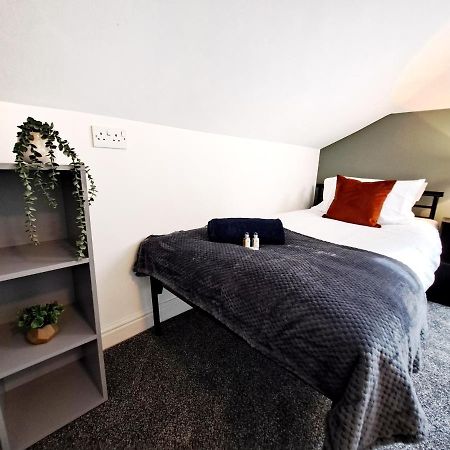 Bright 3 Bed Apartment With Terrace, Free Parking On Premises Watford  Dış mekan fotoğraf