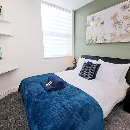Bright 3 Bed Apartment With Terrace, Free Parking On Premises Watford  Dış mekan fotoğraf