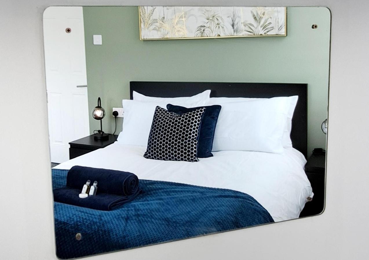 Bright 3 Bed Apartment With Terrace, Free Parking On Premises Watford  Dış mekan fotoğraf
