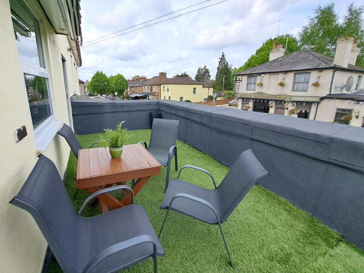 Bright 3 Bed Apartment With Terrace, Free Parking On Premises Watford  Dış mekan fotoğraf
