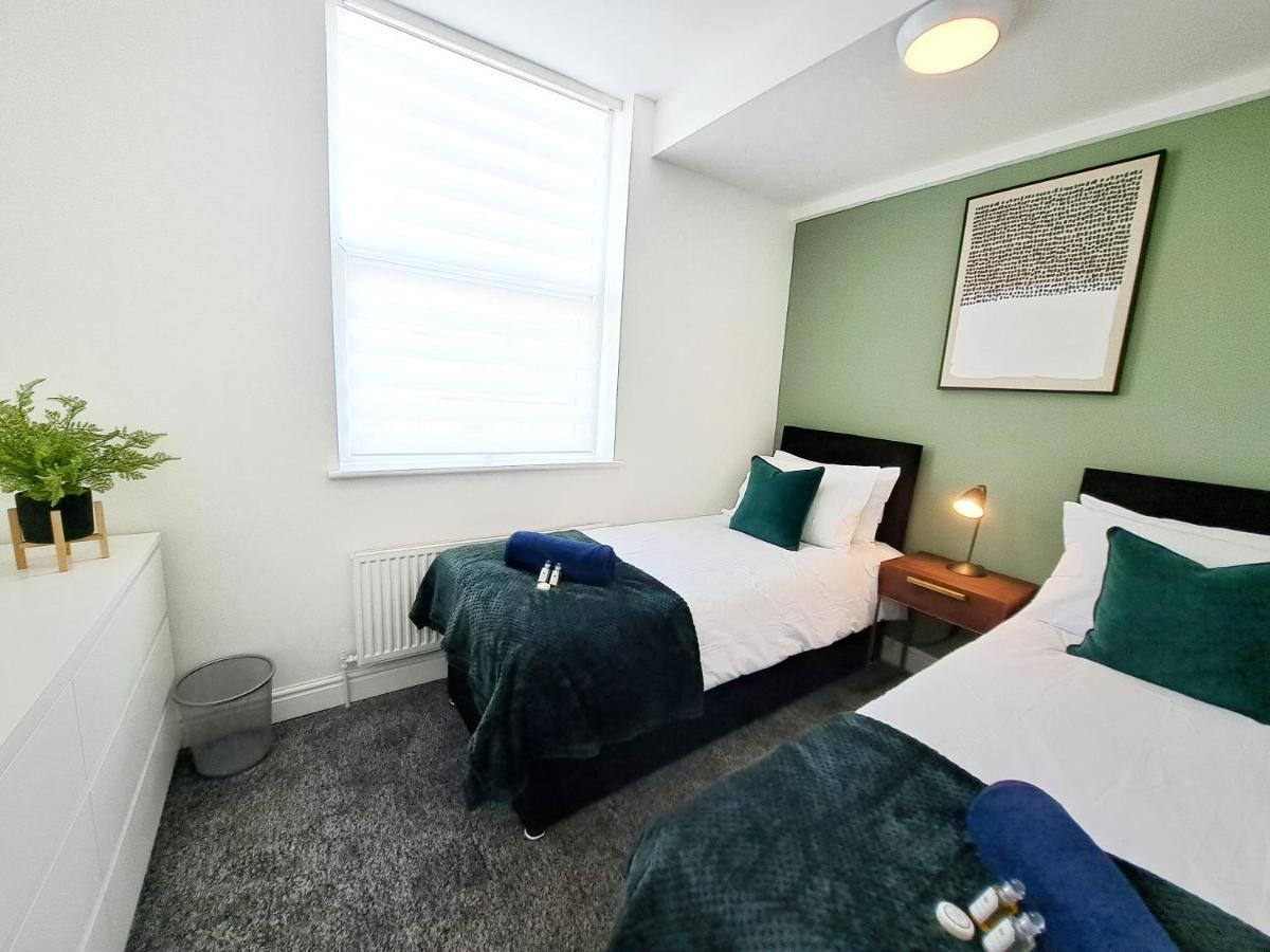 Bright 3 Bed Apartment With Terrace, Free Parking On Premises Watford  Dış mekan fotoğraf