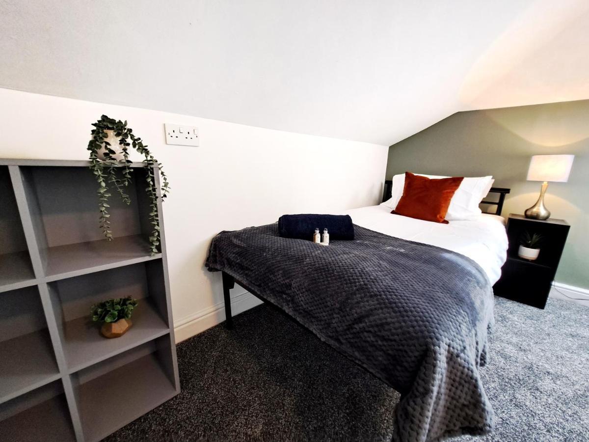 Bright 3 Bed Apartment With Terrace, Free Parking On Premises Watford  Dış mekan fotoğraf