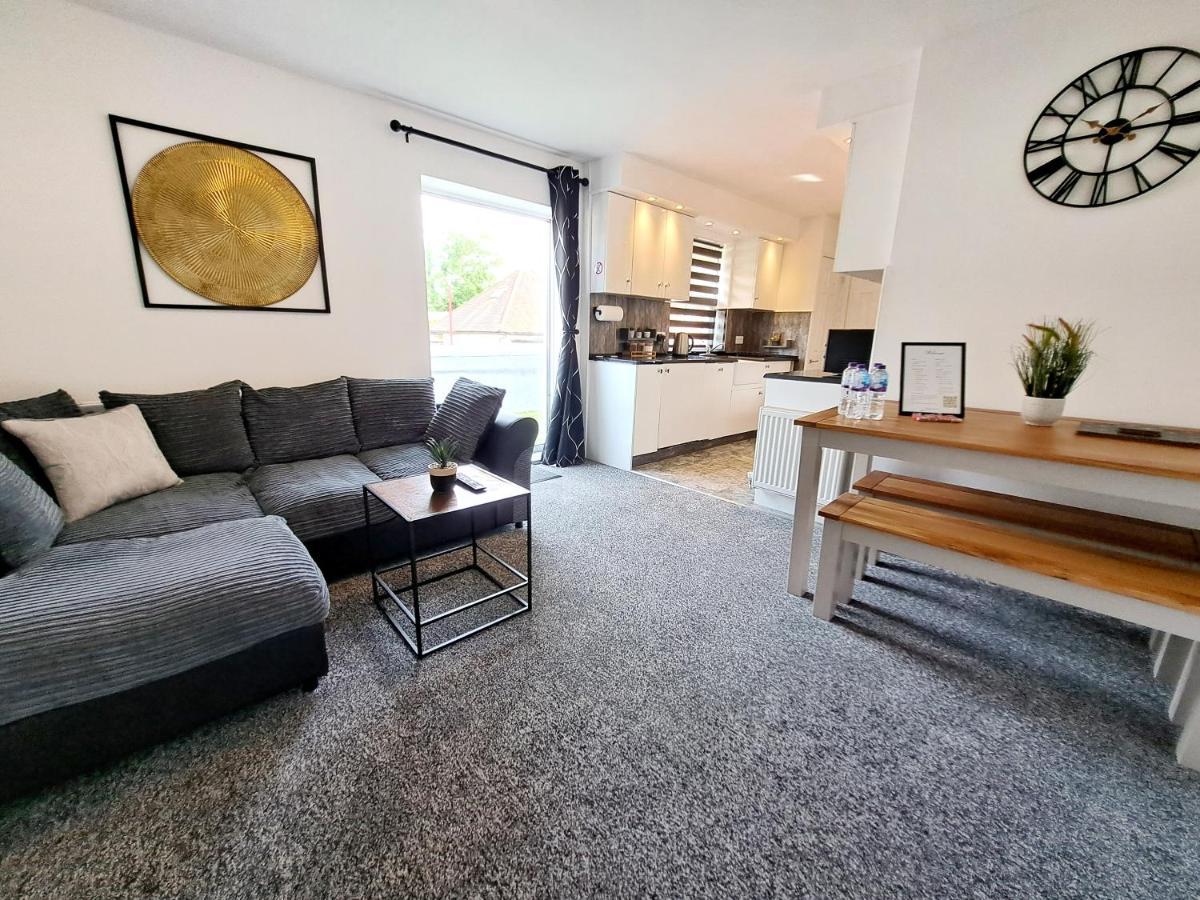 Bright 3 Bed Apartment With Terrace, Free Parking On Premises Watford  Dış mekan fotoğraf