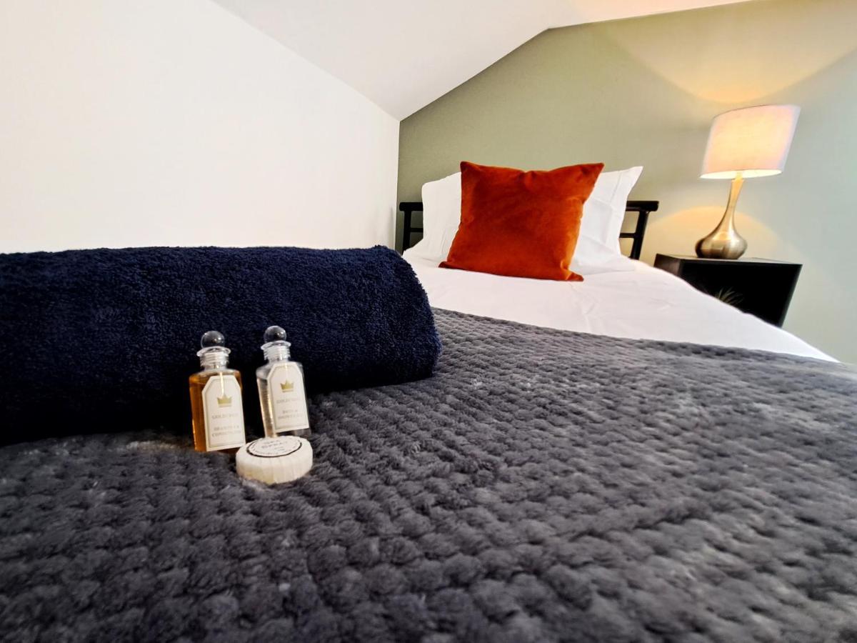 Bright 3 Bed Apartment With Terrace, Free Parking On Premises Watford  Dış mekan fotoğraf