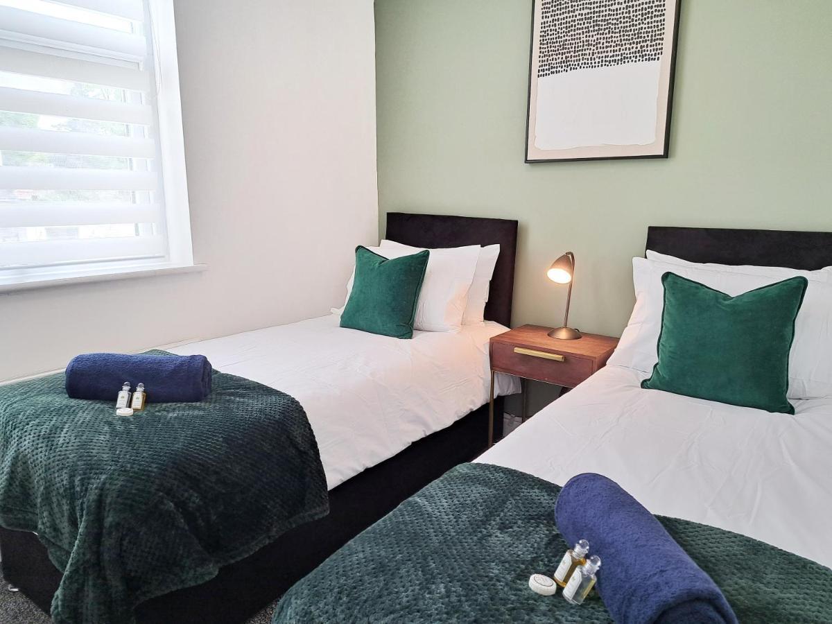Bright 3 Bed Apartment With Terrace, Free Parking On Premises Watford  Dış mekan fotoğraf