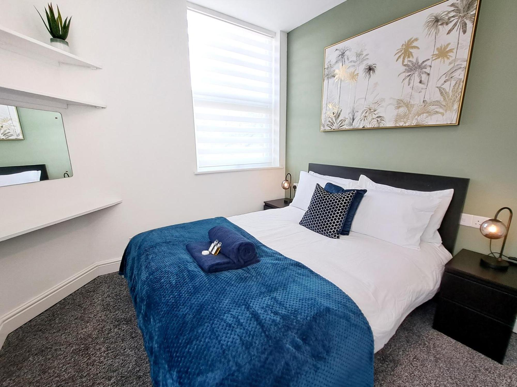 Bright 3 Bed Apartment With Terrace, Free Parking On Premises Watford  Dış mekan fotoğraf