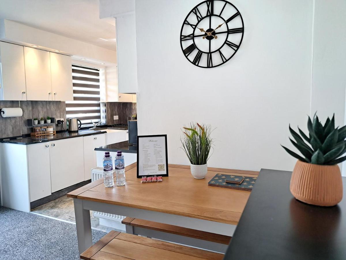 Bright 3 Bed Apartment With Terrace, Free Parking On Premises Watford  Dış mekan fotoğraf