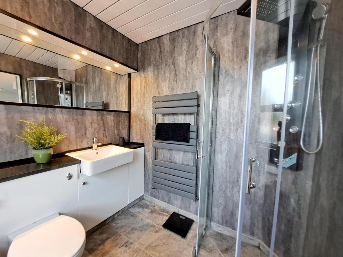 Bright 3 Bed Apartment With Terrace, Free Parking On Premises Watford  Dış mekan fotoğraf