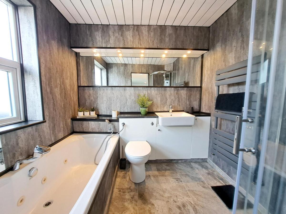 Bright 3 Bed Apartment With Terrace, Free Parking On Premises Watford  Dış mekan fotoğraf