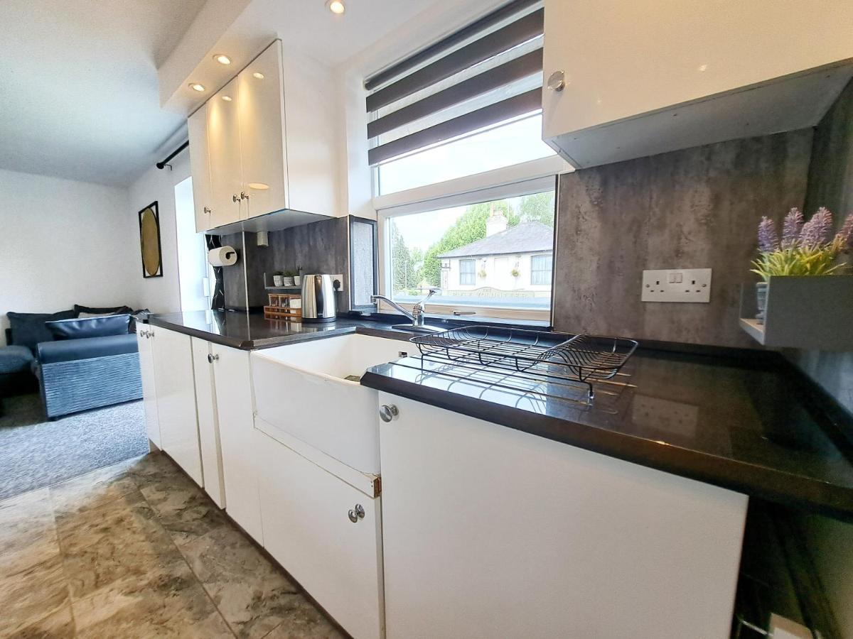Bright 3 Bed Apartment With Terrace, Free Parking On Premises Watford  Dış mekan fotoğraf