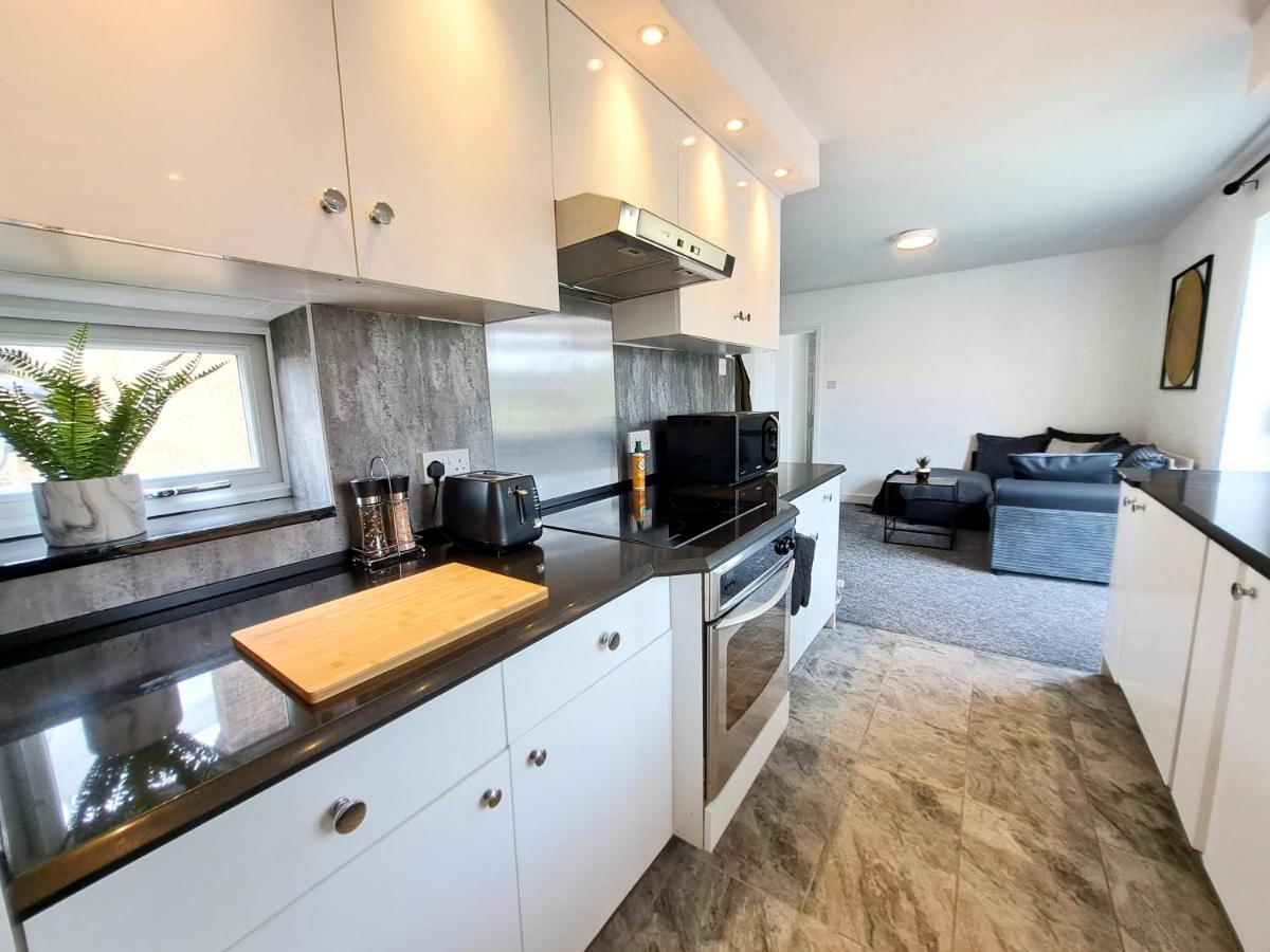 Bright 3 Bed Apartment With Terrace, Free Parking On Premises Watford  Dış mekan fotoğraf